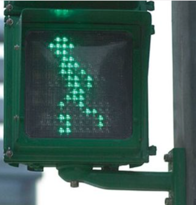 「小綠人」變燈號前「閃爍」提醒不要再跨入 ! 交通部 : 非催促行人奔跑